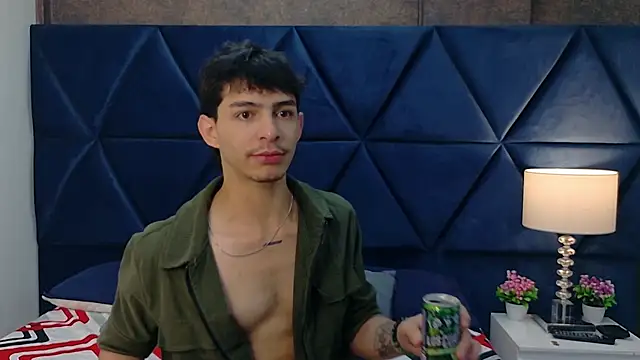 Snapshot of Logan_Woods chatting on February 16, 2026, 8:16 pm Logan Woods online show from February 16, 2026, 8:16 pm