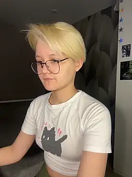 Snapshot of LuunaDorean chatting on February 9, 2026, 10:30 am LuunaDorean online show from February 9, 2026, 10:30 am