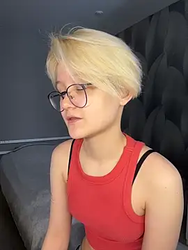 Snapshot of LuunaDorean chatting on February 12, 2026, 7:58 am LuunaDorean online show from February 12, 2026, 7:58 am