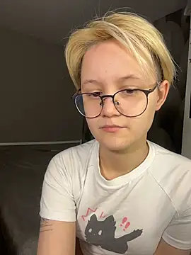 Snapshot of LuunaDorean chatting on February 14, 2026, 11:23 pm LuunaDorean online show from February 14, 2026, 11:23 pm