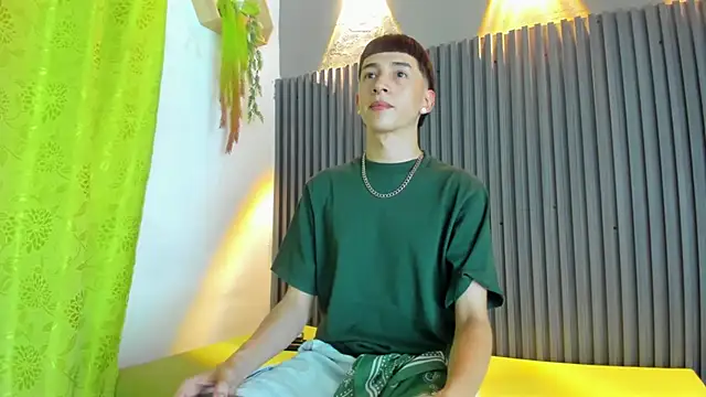 Snapshot of lian_cameron chatting on March 2, 2026, 4:03 am lian cameron online show from March 2, 2026, 4:03 am