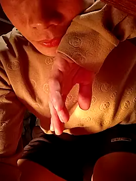 Snapshot of Henry_xx01 chatting on February 3, 2026, 2:11 pm Henry xx01 online show from February 3, 2026, 2:11 pm