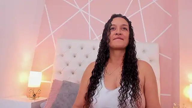 Snapshot of Rosalinda_77 chatting on February 12, 2026, 12:11 pm Rosalinda 77 online show from February 12, 2026, 12:11 pm