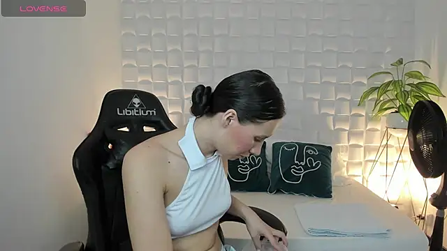 Snapshot of valeryn__rosse chatting on April 10, 2026, 2:17 am valeryn rosse online show from April 10, 2026, 2:17 am
