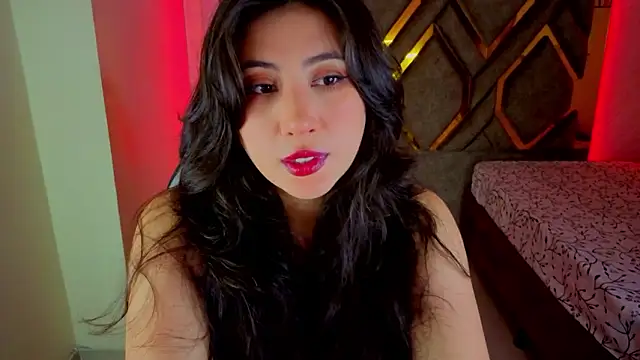 Snapshot of Luvienne chatting on February 24, 2026, 8:07 pm Luvienne online show from February 24, 2026, 8:07 pm