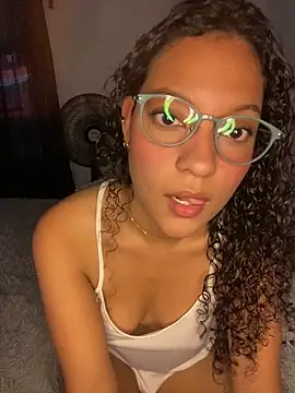 CristalXO online show from April 4, 2026, 4:04 pm