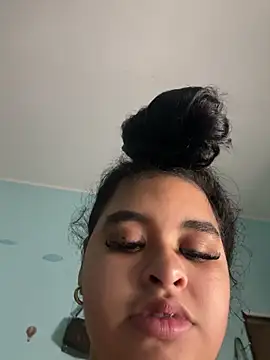 Snapshot of Aloyenita chatting on February 9, 2026, 6:12 pm Aloyenita online show from February 9, 2026, 6:12 pm