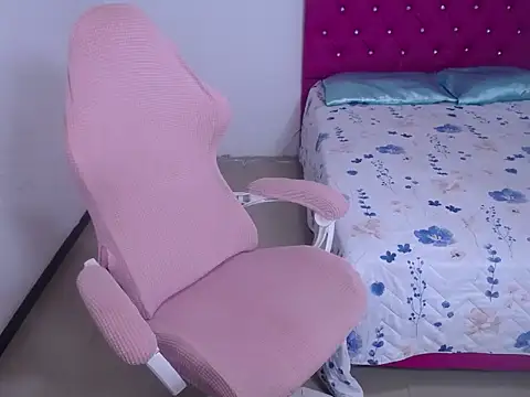 Snapshot of sara_queen69 chatting on February 15, 2026, 11:19 am sara queen69 online show from February 15, 2026, 11:19 am