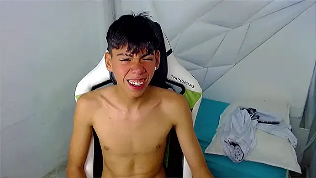 Liarr  online show from April 16, 2026, 9:39 pm