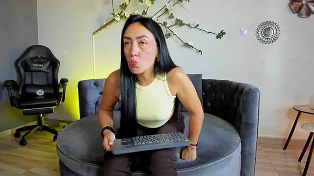 Mia Davis   online show from July 7, 2026, 11:58 am