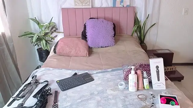 Snapshot of Petite_pepper chatting on June 12, 2026, 7:57 pm Petite pepper online show from June 12, 2026, 7:57 pm