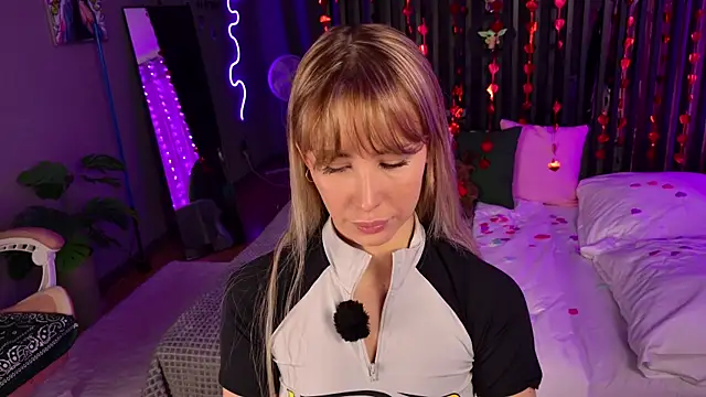 Snapshot of plugmyHDMI chatting on February 9, 2026, 7:07 pm plugmyHDMI online show from February 9, 2026, 7:07 pm