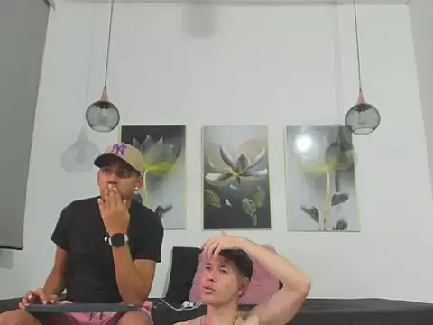 Snapshot of Red_Diamond_Guys chatting on February 1, 2026, 10:30 pm Red Diamond Guys online show from February 1, 2026, 10:30 pm