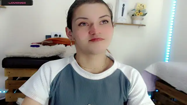 NathalialLooes online show from April 15, 2026, 5:36 am