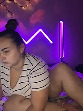 Snapshot of AlyaX_X chatting on February 15, 2026, 10:28 pm AlyaX X online show from February 15, 2026, 10:28 pm