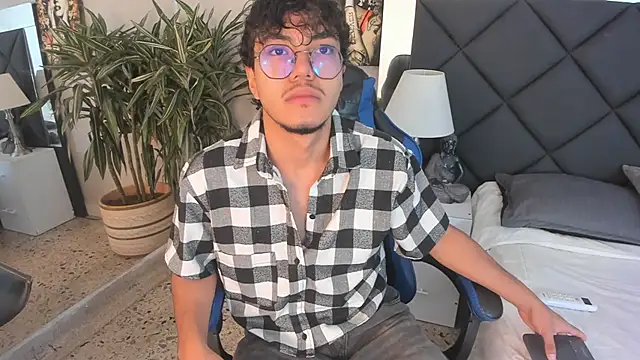 Snapshot of kai_storn chatting on March 27, 2026, 11:43 am kai storn online show from March 27, 2026, 11:43 am