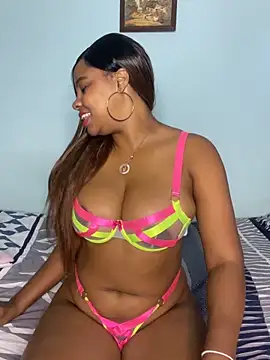 Snapshot of LUCIA-FERRERO chatting on February 7, 2026, 3:27 pm LUCIA-FERRERO online show from February 7, 2026, 3:27 pm