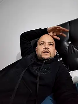 Snapshot of InstintoElite chatting on February 25, 2026, 2:21 am InstintoElite online show from February 25, 2026, 2:21 am