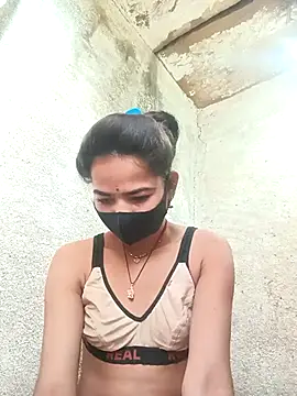 Snapshot of Sunali_Bendre chatting on March 1, 2026, 2:24 am Sunali Bendre online show from March 1, 2026, 2:24 am