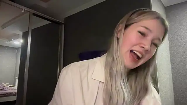 Snapshot of lilXdomiii chatting on February 7, 2026, 4:33 pm lilXdomiii online show from February 7, 2026, 4:33 pm