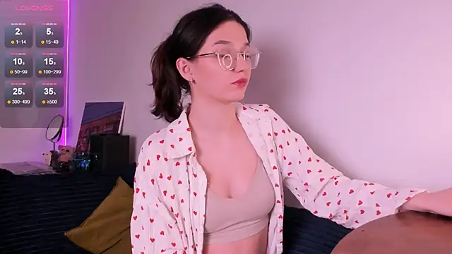 miabellee  online show from April 30, 2026, 7:31 pm