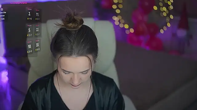 Snapshot of OliviaMoore_ chatting on February 17, 2026, 6:43 am OliviaMoore online show from February 17, 2026, 6:43 am