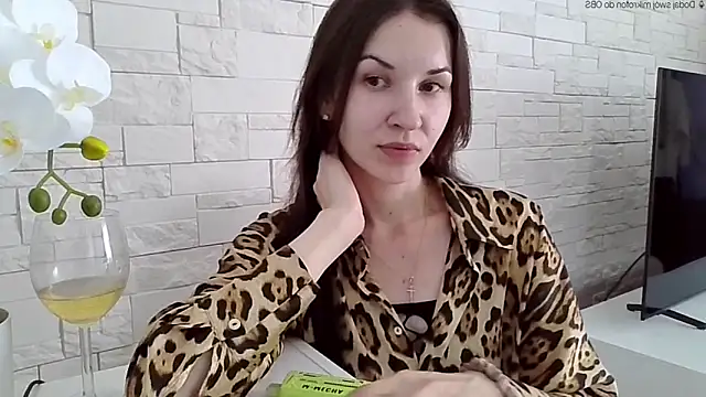 JuliaLovely online show from May 25, 2026, 1:50 pm