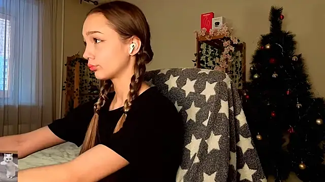 HoneyComfy online show from February 11, 2026, 11:04 am