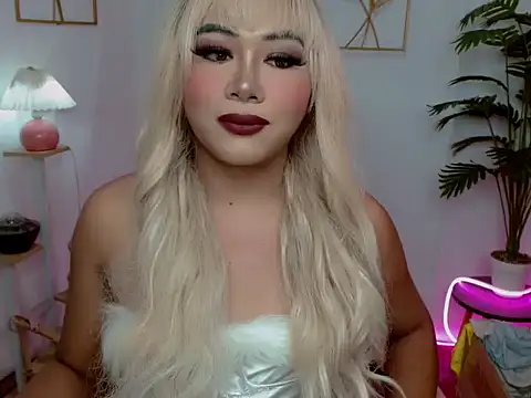 Serenity Mooree online show from March 27, 2026, 12:27 am