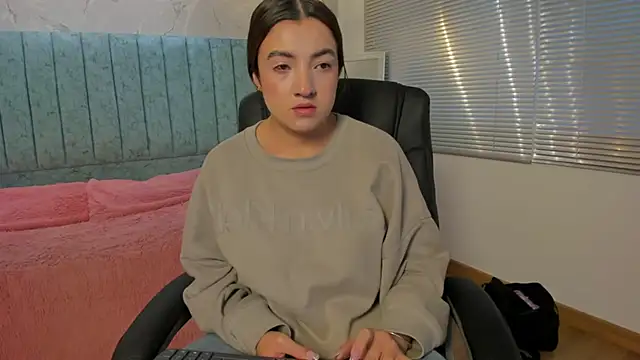 Snapshot of Tara_Parker chatting on February 11, 2026, 12:10 pm Tara Parker online show from February 11, 2026, 12:10 pm