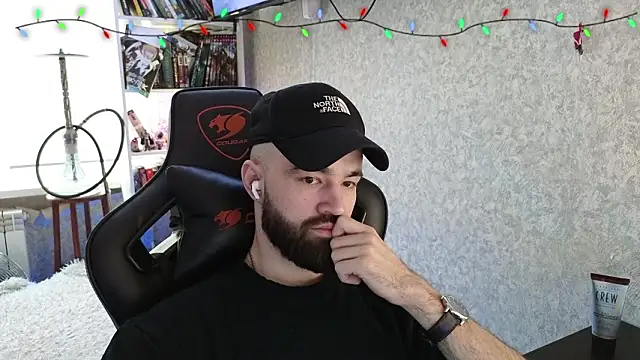 Snapshot of _Mostly_ chatting on February 4, 2026, 1:06 pm Mostly online show from February 4, 2026, 1:06 pm