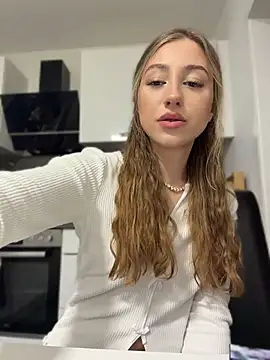 romyxxs online show from April 8, 2026, 7:47 pm