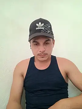 Snapshot of Reuss25 chatting on July 21, 2026, 9:28 pm Reuss25 online show from July 21, 2026, 9:28 pm