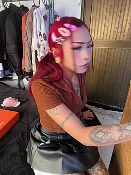 Snapshot of suky_pou chatting on February 4, 2026, 8:25 pm suky pou online show from February 4, 2026, 8:25 pm