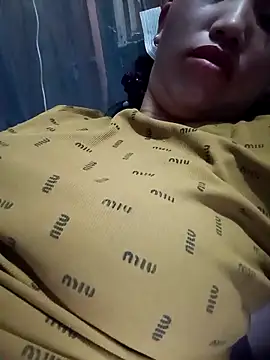 hot-luna- online show from April 13, 2026, 10:15 pm