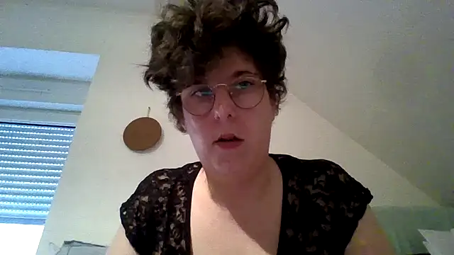 Snapshot of OIseauNoir88 chatting on February 10, 2026, 9:02 am OIseauNoir88 online show from February 10, 2026, 9:02 am