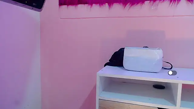 isabella vogue online show from February 14, 2026, 11:40 am