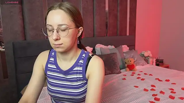 Snapshot of LillAlice chatting on February 10, 2026, 12:48 am LillAlice online show from February 10, 2026, 12:48 am