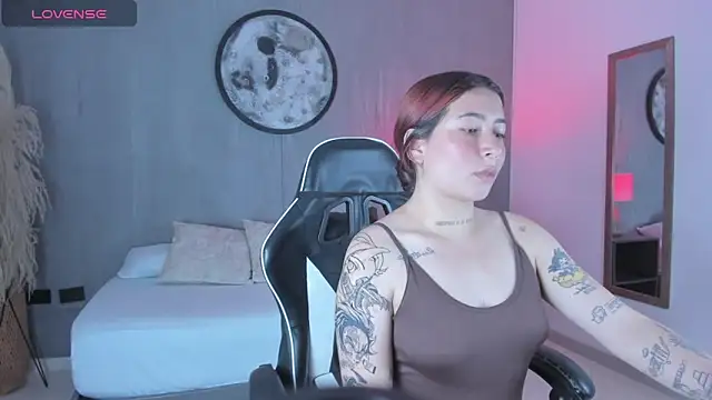 Snapshot of charlottee27_ chatting on February 22, 2026, 2:13 am charlottee27 online show from February 22, 2026, 2:13 am