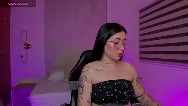 charlottee27  online show from May 14, 2026, 2:07 am
