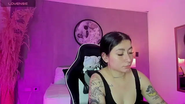 charlottee27  online show from May 27, 2026, 1:57 am