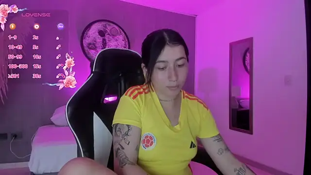 charlottee27  online show from June 18, 2026, 1:39 am