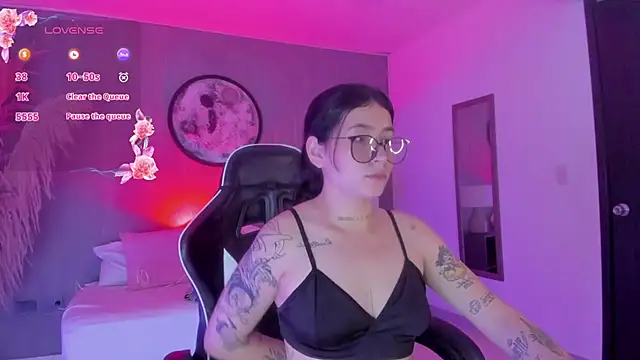 charlottee27  online show from June 25, 2026, 2:11 am