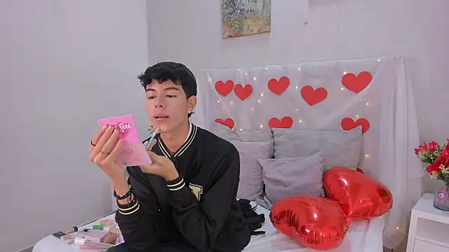 Snapshot of noah_lewiss chatting on February 17, 2026, 10:56 am noah lewiss online show from February 17, 2026, 10:56 am