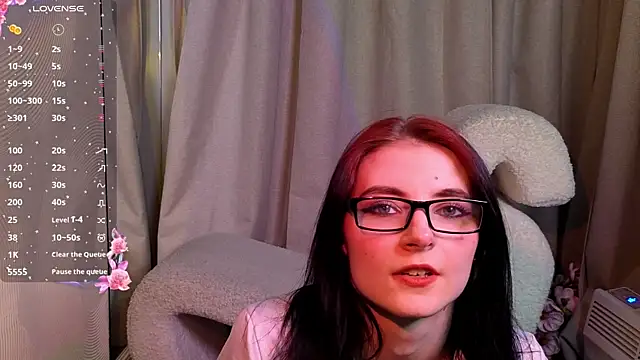 NicoleLuxe online show from April 3, 2026, 6:50 pm