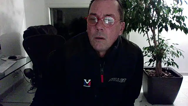 erw4n38 online show from February 4, 2026, 9:53 pm