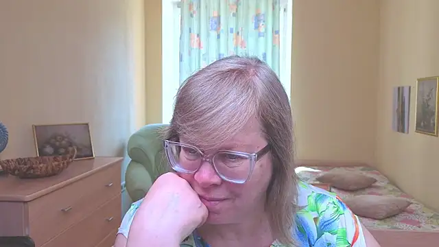 Snapshot of Emma_Eclipsee chatting on April 10, 2026, 8:30 am Emma Eclipsee online show from April 10, 2026, 8:30 am