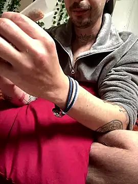 Snapshot of Piratee666 chatting on April 16, 2026, 9:10 am Piratee666 online show from April 16, 2026, 9:10 am