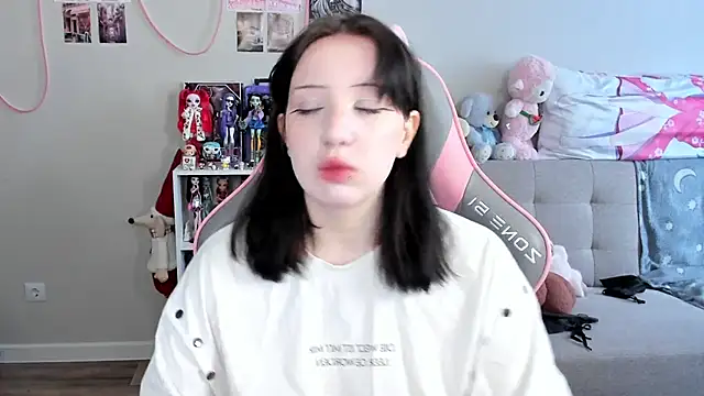 MollysLand online show from April 10, 2026, 9:36 am