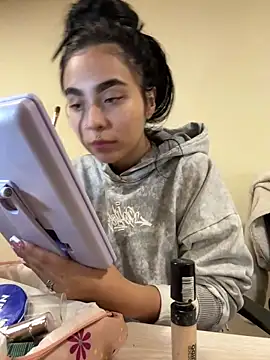 Sara Fernandez  online show from March 17, 2026, 2:42 pm